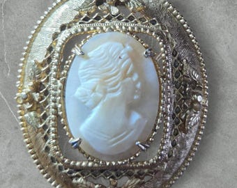 spilla vintage con cammeo in conchiglia intagliato a mano, firmata "Geno"