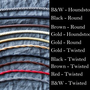 Op de afbeelding: Een selectie van elektrische snoeren in verschillende kleuren en patronen, waaronder zwart, bruin, goud, rood en zwart-wit. De snoeren zijn in rijen gerangschikt, met de tekstlabels "B&W - Houndstooth", "Black - Round", "Brown - Round", "Gold - Houndstooth", "Gold - Round", "Gold - Twisted", "Black - Twisted", "Brown - Twisted", "Red - Twisted" en "B&W - Twisted" rechts van de snoeren.