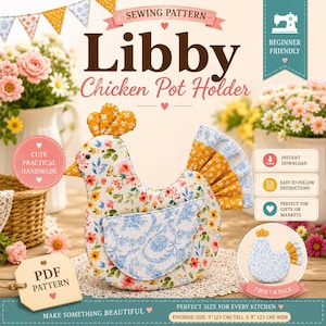 Op de afbeelding: Een naaipatroon voor een pannenlap in de vorm van een kip, getiteld Libby Chicken Pot Holder. Het patroon toont een kip van bloemenstof met een gele kam en staart, met een afmeting van 23 cm hoog bij 23 cm breed. Inclusief downloadtekst.
