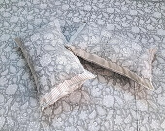 Grau Weiß Blumen Block Print Bettlaken Set | Handgefertigte Baumwolle Jaipuri Bettwäsche | Boho Neutral Tagesdecke mit Kissenbezüge | Landhaus Dekor