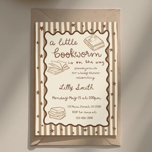 Puede incluir: Invitación a un baby shower con temática de libros. La invitación presenta el texto "a little bookworm is on the way" en escritura marrón, junto con los detalles del evento. El diseño incluye ilustraciones de estrellas y libros sobre un fondo a rayas.