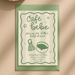 Puede incluir: Una invitación verde para un baby shower con el texto "Cafe Bebe". La invitación incluye la fecha, hora y lugar. El diseño presenta un batidor y una taza de café, con acentos de estrellas.