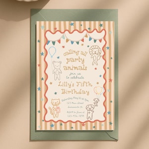 Puede incluir: Una invitación de cumpleaños con fondo beige, rayas verticales y borde rojo. La invitación presenta animales de dibujos animados, estrellas y el texto "calling all party animals" y "Lilly's Fifth Birthday".
