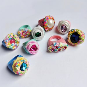 Pierścień Decoden z bitą śmietaną, personalizowany, żywica i silikon