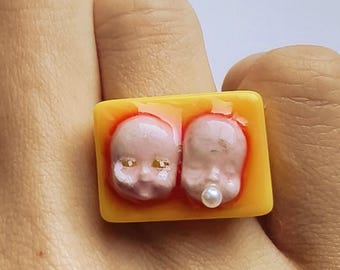 In compagnia del mio amico alieno. Anello con viso di bambola inquietante e carino, dichiarazione surreale fatta a mano, resina arancione strana, regalo di gioielli gotici stravaganti