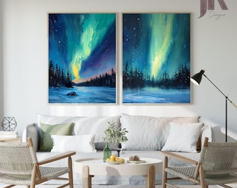 Puede incluir: Dos pinturas de paisajes enmarcadas representan la aurora boreal sobre un bosque nevado y un río. La obra de arte presenta azules, verdes y amarillos vibrantes, con siluetas oscuras de árboles. Las pinturas se exhiben sobre un sofá gris con cojines blancos.
