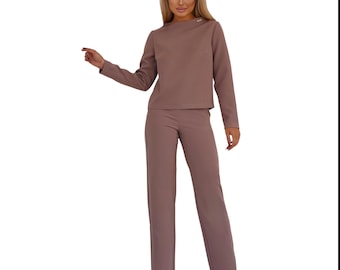 Completo due pezzi color moka: pantaloni e top eleganti e minimalisti