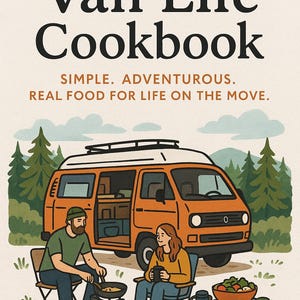 Puede incluir: Ilustración de la portada del libro de cocina Van Life. Una furgoneta naranja está aparcada cerca de una pareja cocinando y comiendo al aire libre. El texto dice: Simple. Aventurero. Comida real para la vida en movimiento.