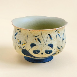 Puede incluir: Un juego de tres cuencos apilables de cerámica en tonos azules, verdes y blancos. Los cuencos presentan un esmalte moteado y un diseño sencillo y moderno. El cuenco más grande tiene aproximadamente 15 cm de diámetro.