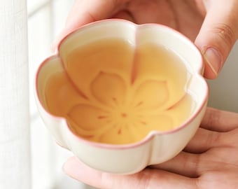 Ręcznie robiona ceramiczna filiżanka do herbaty z motywem kwiatu wiśni Sakura - miseczka do herbaty w kształcie kwiatu - 40 ml/80 ml