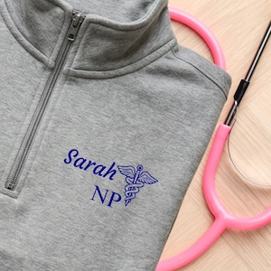 Sudadera con bordado personalizado de caduceo para enfermera practicante, suéter personalizado para enfermera practicante, suéter personalizado con cremallera de un cuarto para enfermera practicante