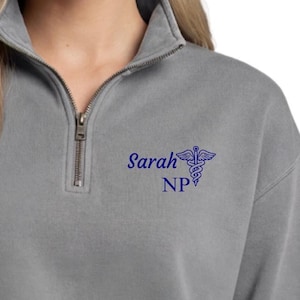 Sudadera con bordado personalizado de caduceo para enfermera practicante, suéter personalizado para enfermera practicante, suéter personalizado con cremallera de un cuarto para enfermera practicante