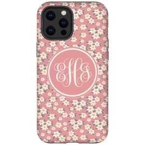 K&ouml;nnte beinhalten: Eine rosa Handyh&uuml;lle mit einem wei&szlig;en Blumenmuster und einem Monogrammkreis in der Mitte. Das Monogramm sind die Buchstaben "HS" in einer Schreibschrift.