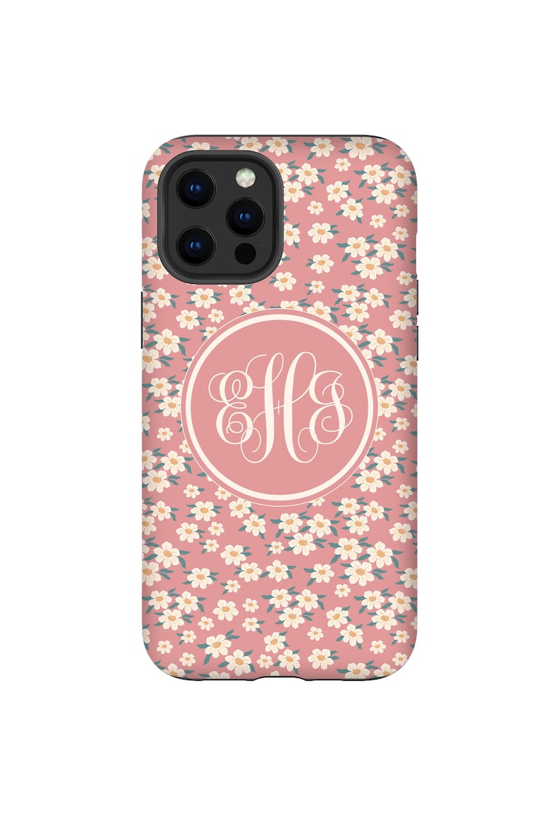 K&ouml;nnte beinhalten: Eine rosa Handyh&uuml;lle mit einem wei&szlig;en Blumenmuster und einem Monogrammkreis in der Mitte. Das Monogramm sind die Buchstaben "HS" in einer Schreibschrift.