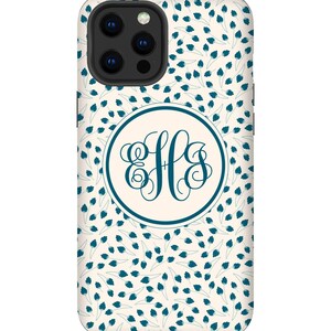 K&ouml;nnte beinhalten: Eine wei&szlig;e Handyh&uuml;lle mit einem blauen Blumenmuster und einem Monogramm der Buchstaben "EHS" in einem Kreis.
