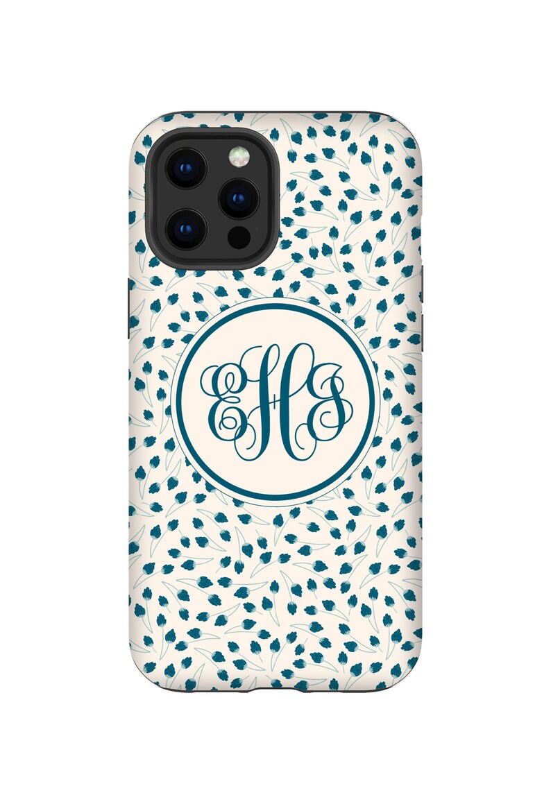 K&ouml;nnte beinhalten: Eine wei&szlig;e Handyh&uuml;lle mit einem blauen Blumenmuster und einem Monogramm der Buchstaben "EHS" in einem Kreis.