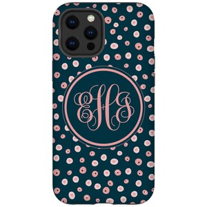 K&ouml;nnte beinhalten: Eine dunkelblaue Handyh&uuml;lle mit einem rosa-wei&szlig;en Tupfenmuster. Die H&uuml;lle hat einen Kreis in der Mitte mit einem rosa Monogramm "JLS" in einer Schriftart.