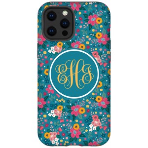 K&ouml;nnte beinhalten: Eine tealblaue Handyh&uuml;lle mit einem Blumenmuster und einem goldenen Monogramm in einem Kreis. Das Monogramm ist "EHS".