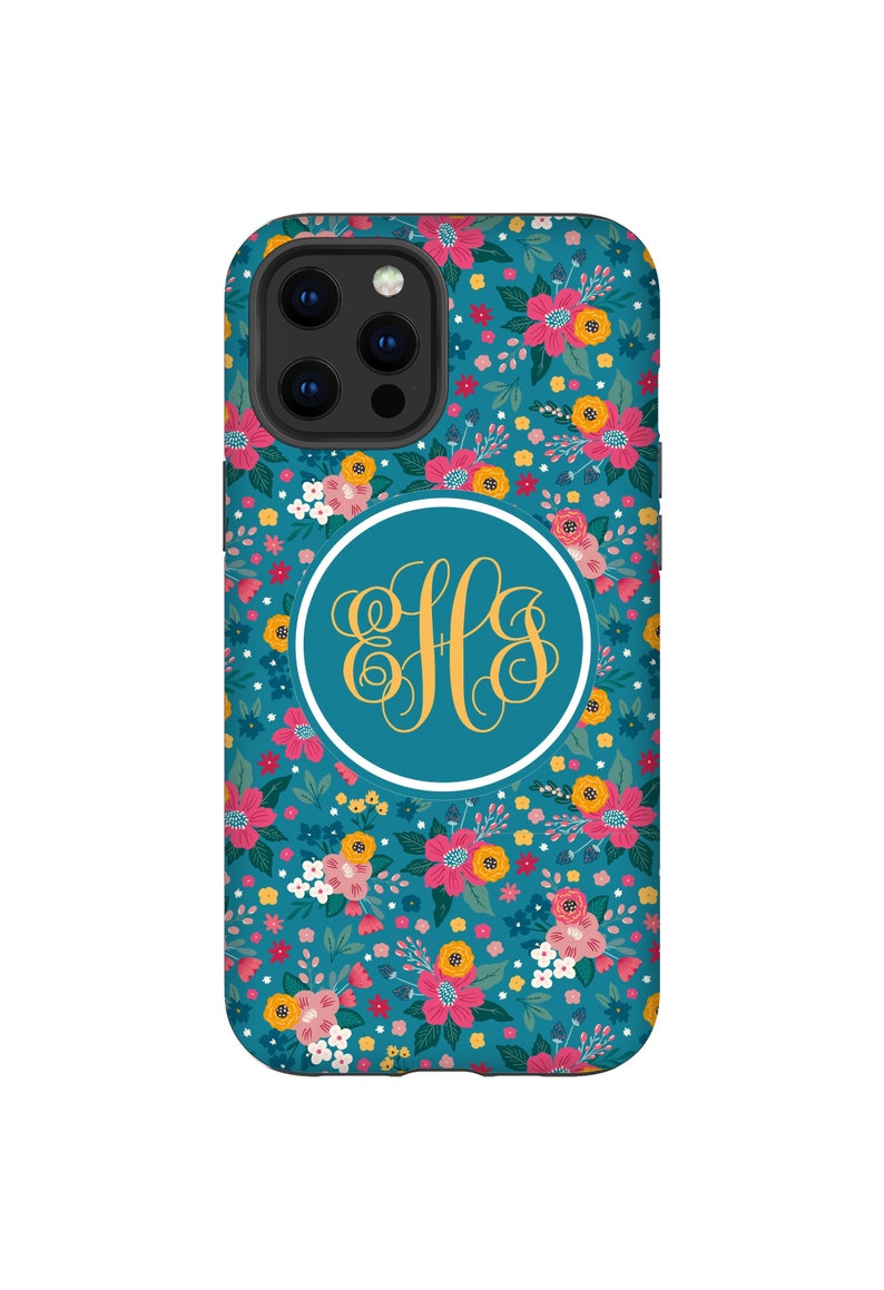 K&ouml;nnte beinhalten: Eine tealblaue Handyh&uuml;lle mit einem Blumenmuster und einem goldenen Monogramm in einem Kreis. Das Monogramm ist "EHS".