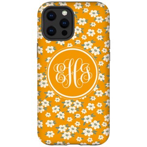 K&ouml;nnte beinhalten: Eine gelbe Handyh&uuml;lle mit einem wei&szlig;en Blumenmuster und einem wei&szlig;en Monogramm "ELS" in einem Kreis.