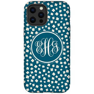 K&ouml;nnte beinhalten: Eine tealblaue Handyh&uuml;lle mit einem wei&szlig;en Blumenmuster und einem wei&szlig;en Kreis mit dem Monogramm "EHS" in der Mitte.