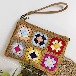 Puede incluir: Bolso de mano rectangular de ganchillo con borde marrón y correa de muñeca. La parte delantera presenta seis cuadrados de la abuela coloridos en tonos rosa, azul, amarillo y rojo. El bolso mide 27 cm de largo y 19 cm de ancho.