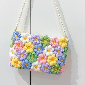 Patrón de bolso de ganchillo con forma de flor abullonada / Bolso bandolera floral 3D (Descarga en PDF)