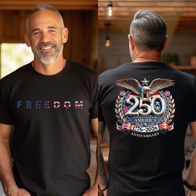 K&ouml;nnte beinhalten: Schwarzes T-Shirt mit dem Wort "FREEDOM" in einer patriotischen Schriftart. Auf der R&uuml;ckseite des Shirts befindet sich ein Design zum 250. Jahrestag der Vereinigten Staaten von Amerika mit einem Adler und den Jahren 1776-2026.