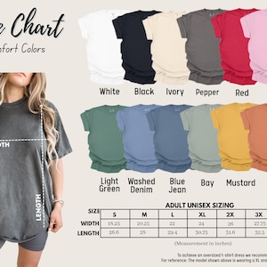 Peut inclure: Une tasse en c&eacute;ramique blanche avec une anse noire et le texte "But First, Coffee" en gras noir. La tasse est pos&eacute;e sur un fond flou. La tasse mesure environ 10 cm de hauteur.