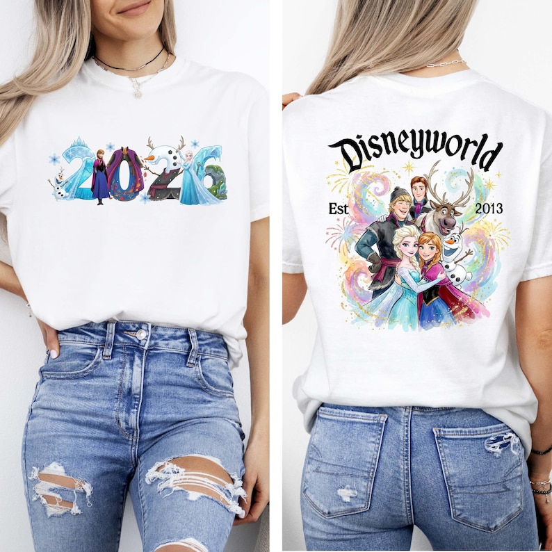 K&ouml;nnte beinhalten: Wei&szlig;es T-Shirt mit einer farbenfrohen Grafik von Frozen-Charakteren und dem Text "2026" auf der Vorderseite. Auf der R&uuml;ckseite befindet sich ein "Disneyworld Est 2013"-Design, ebenfalls mit Frozen-Charakteren.
