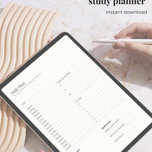 Könnte beinhalten: Ein digitaler Studienplaner auf einem Tablet mit dem Text "Your all-in-one study planner" und "Instant download". Der Planer enthält Abschnitte für Tagespläne, Top-Prioritäten, To-Do-Listen und Selbstpflege-Erinnerungen.