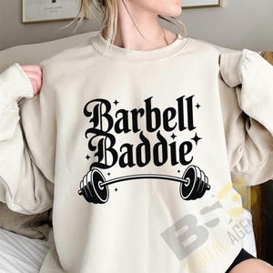 Barbell Baddie SVG – Gym Babe snijbestand, ontwerp voor meiden die gewichten tillen (digitale download)