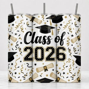 Op de afbeelding: Een witte cilindrische beker met rietje voorzien van een herhalend patroon van zwarte afstudeerhoeden, opgerolde diploma's, gouden confetti en sterren. De tekst Class of 2026 is in het zwart met gouden omlijning in het midden gedrukt.