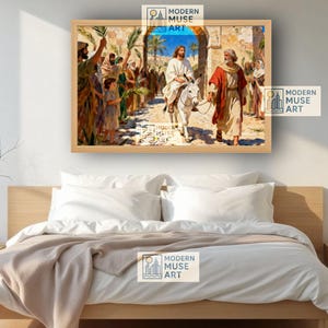 Può includere: Una stampa incorniciata di una scena religiosa raffigurante una figura su un asino, circondata da persone che tengono rami di palma. L'opera d'arte utilizza toni caldi ed è etichettata "MODERN MUSE ART". La cornice è di colore marrone chiaro.