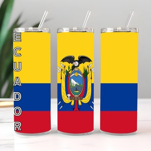 Può includere: Tre bicchieri in acciaio inossidabile con la bandiera dell'Ecuador. Ogni bicchiere ha una parte superiore gialla, un centro blu e una parte inferiore rossa. Un bicchiere ha la parola "Ecuador" stampata verticalmente. Il bicchiere centrale mostra lo stemma ecuadoriano.