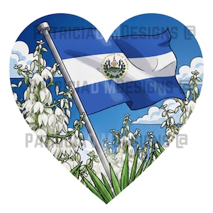 Peut inclure: Illustration en forme de cœur avec le drapeau du Salvador flottant dans le vent, sur fond de ciel bleu et de nuages. Des fleurs de yucca blanches et des feuilles vertes encadrent le drapeau. Le texte "PATRICIA DESIGNS" est visible.