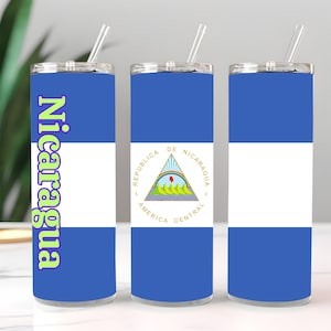 Peut inclure: Trois gobelets en acier inoxydable avec le drapeau du Nicaragua. Le drapeau présente des bandes bleues en haut et en bas, une bande blanche au milieu et les armoiries du Nicaragua. Un gobelet porte le mot "Nicaragua" en vert et violet.