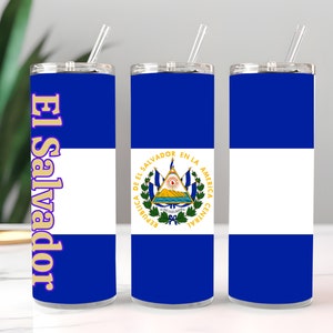 Peut inclure: Trois gobelets en acier inoxydable avec couvercles et pailles. Les gobelets sont décorés du drapeau du Salvador. Le drapeau est bleu, blanc et bleu avec les armoiries nationales au centre. Le texte "El Salvador" est imprimé sur le gobelet de gauche en lettres dorées.