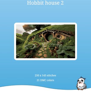 Può includere: Un modello a punto croce intitolato "Hobbit house 2" con un'illustrazione dettagliata di una casa hobbit con una porta verde e un tetto erboso. Il design include 250 x 143 punti e 21 colori DMC. È presente anche il logo Stitch It On.