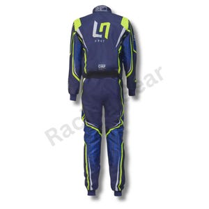 K&ouml;nnte beinhalten: Marineblauer Kart-Rennanzug mit neongelben und wei&szlig;en Akzenten. Auf der R&uuml;ckseite sind die Nummer 7 und das Wort "KART" sowie das "OMP"-Logo zu sehen. Der Anzug hat ein blau-wei&szlig;es Muster auf den Beinen und &Auml;rmeln.