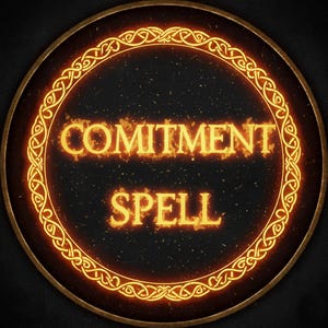 Könnte beinhalten: Ein kreisförmiges Design mit den Worten "COMMITMENT SPELL" in feurigen orangefarbenen Buchstaben. Der Text ist von einem leuchtend orangefarbenen keltischen Knotenmuster auf dunklem Hintergrund umgeben. Der äußere Rand hat eine goldfarbene Umrandung.