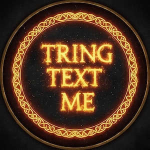 Puede incluir: Diseño circular con el texto "TRING TEXT ME" en letras naranja fuego. El texto está rodeado por un borde de nudos celtas naranja brillante sobre un fondo oscuro. El borde exterior es de color marrón oscuro.
