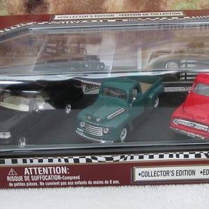 Peut inclure: Un coffret d'édition collector de voitures classiques miniatures. L'ensemble comprend une berline noire, un pick-up vert et un pick-up rouge, le tout présenté dans un étui en plastique transparent. L'emballage porte la mention "COLLECTOR'S EDITION".