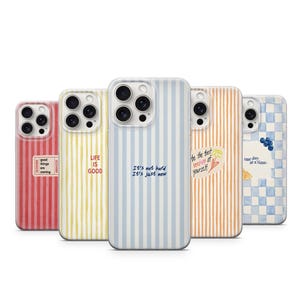 Pode incluir: Uma coleção de cinco capas de telefone com vários designs. As capas apresentam listras verticais em vermelho, amarelo, azul e laranja e um padrão xadrez azul e branco. Cada capa tem uma citação inspiradora diferente.