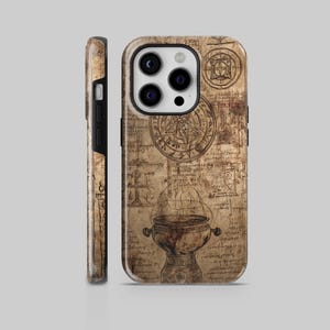 Puede incluir: Una funda de teléfono con un diseño de pergamino vintage, con símbolos alquímicos y notas manuscritas. La funda tiene una combinación de colores marrón y beige, con una ilustración detallada de un pentagrama y un caldero. La funda se muestra desde el frente y el lateral.