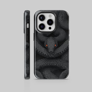 Pode incluir: Capa de telefone preta com uma ilustração detalhada de uma cobra enrolada com olhos vermelhos. O design é um padrão escuro e texturizado, com as escamas da cobra visíveis. A capa é mostrada de frente e de lado.