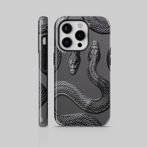 Op de afbeelding: Een telefoonhoesje met een donkergrijze achtergrond en een patroon van gedetailleerde zwarte slangen. De slangen zijn gerangschikt in een herhalend ontwerp, waarbij sommige opgerold en andere recht zijn.