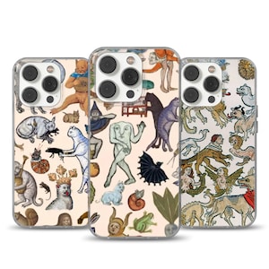 Può includere: Tre custodie per telefono con bordi trasparenti, ognuna con una diversa illustrazione in stile medievale. I disegni includono varie creature fantastiche, figure e animali in un'estetica vintage. Le custodie sono probabilmente per uno smartphone.