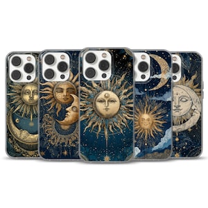 Puede incluir: Una colección de fundas para teléfono con diseños celestiales. Cada funda muestra un sol o una luna con detalles dorados sobre un fondo azul oscuro. Las fundas están dispuestas en fila, destacando la variedad de diseños.