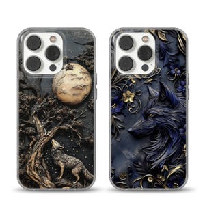 Può includere: Due custodie per telefono con disegni di lupi. Una custodia presenta un lupo che ulula alla luna piena, con un albero e uno sfondo stellato. L'altra custodia ha un lupo blu con dettagli floreali. Entrambe le custodie hanno un bordo trasparente.